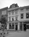 64741 Gezicht op de voorgevel van het pand Neude 30 (café 't Neutje) te Utrecht.